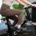テレビの前でフィットネスバイク（FITBOX）を漕いでいるところ