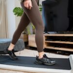 テレビの前でルームランナー（WalkingPad S1）を使って歩いているところ