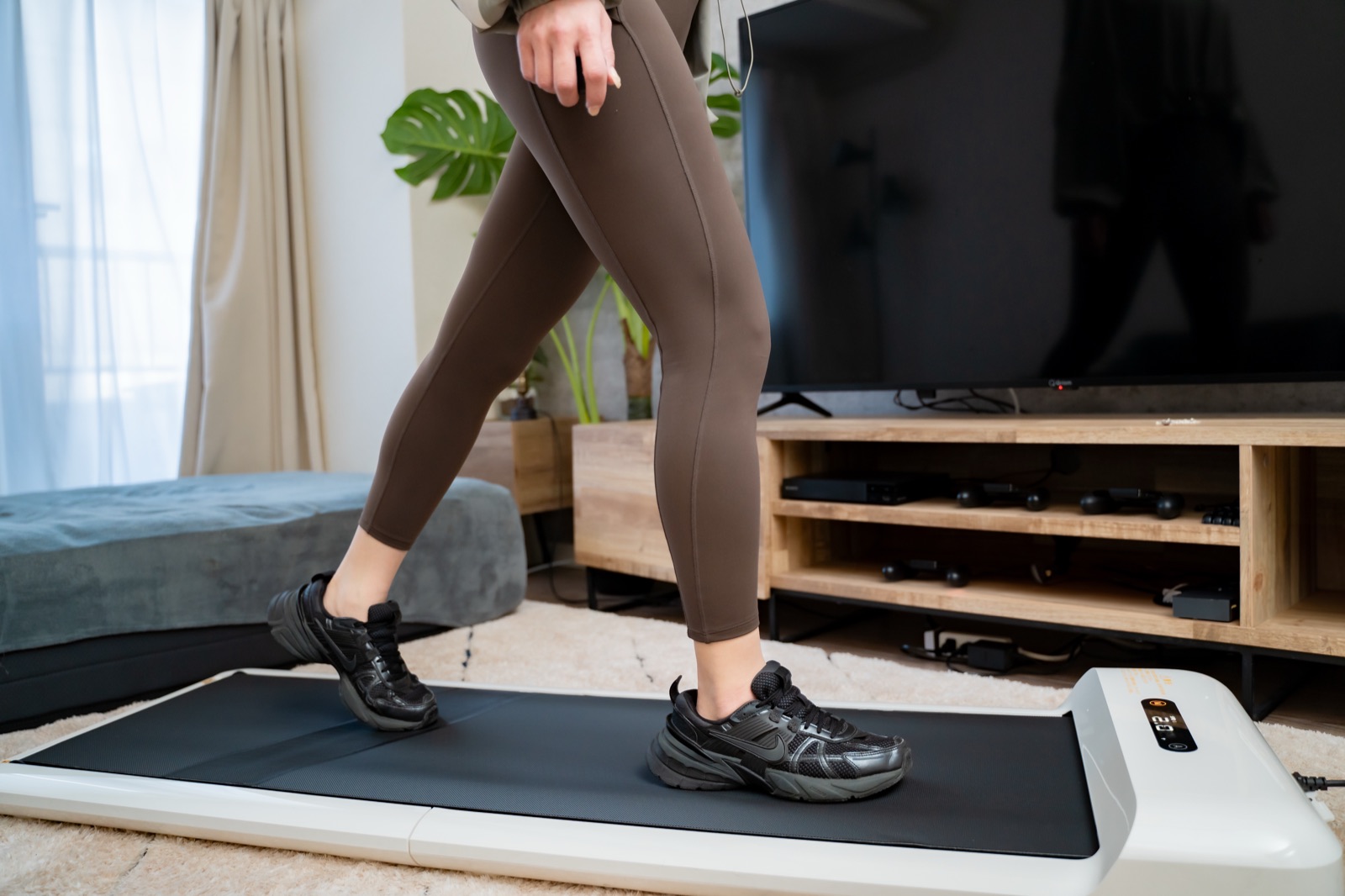 テレビの前でルームランナー(WalkingPad S1)を使って歩いているところ